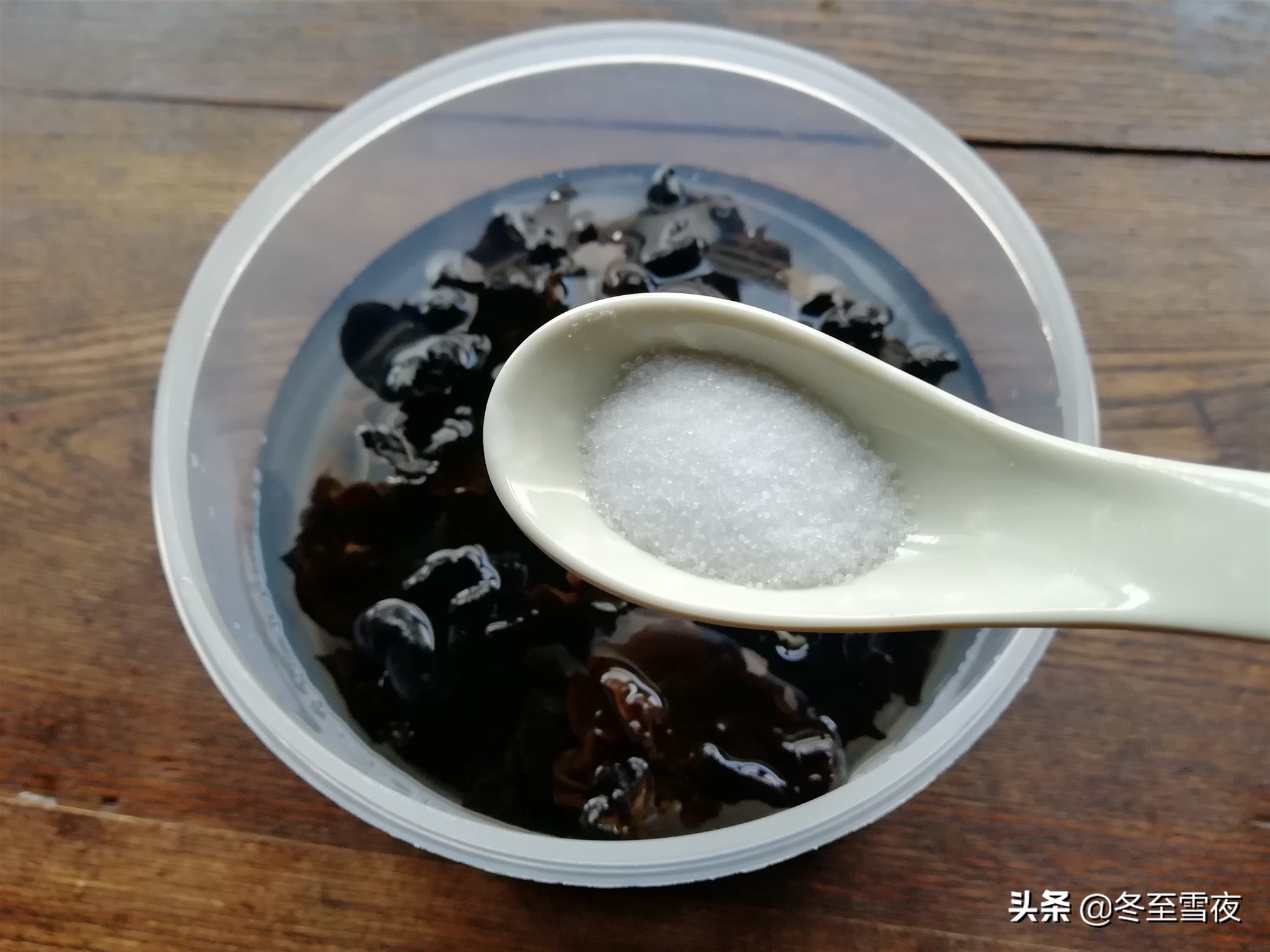 泡发干木耳用冷水还是热水好？教你这样做，泡发的口感好，营养好