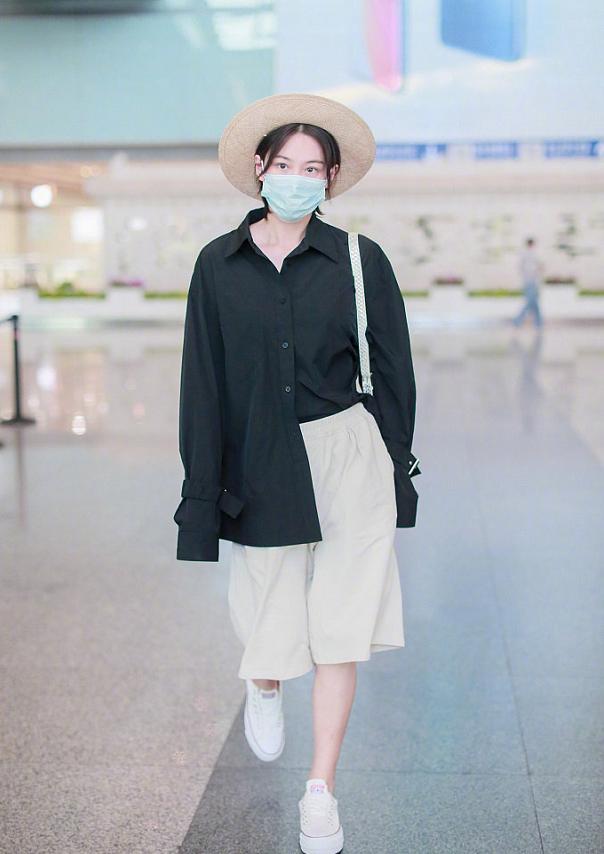 张馨予真是太会穿了!故意拿白袜“包”无痕裤,结果成00后潮流