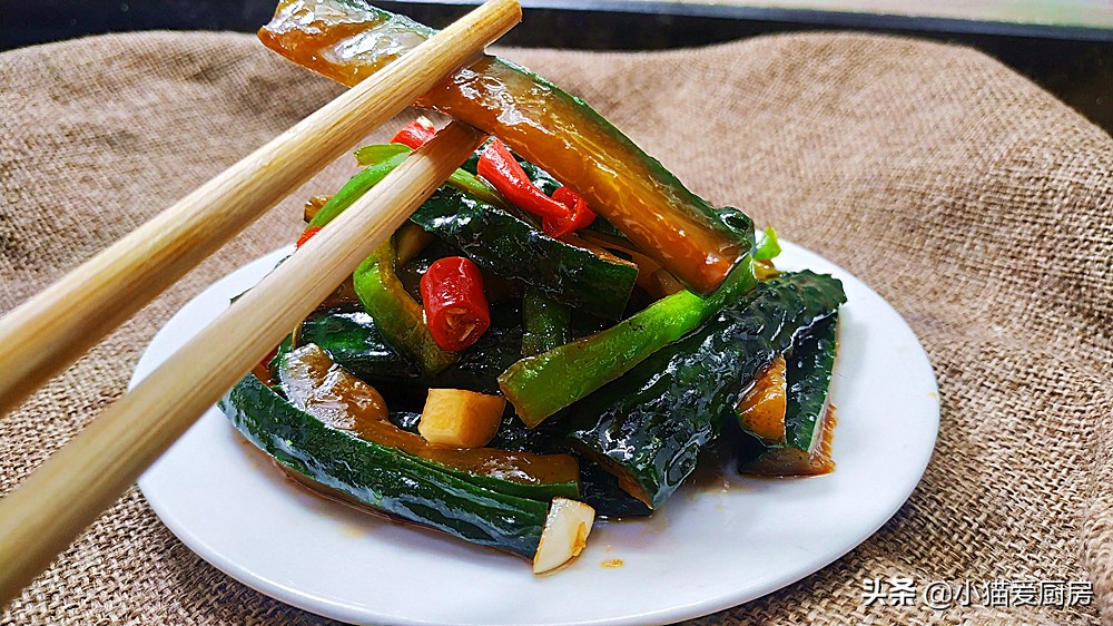 饭店的腌黄瓜为什么脆嫩好吃,用这个方法腌黄瓜黄瓜脆嫩