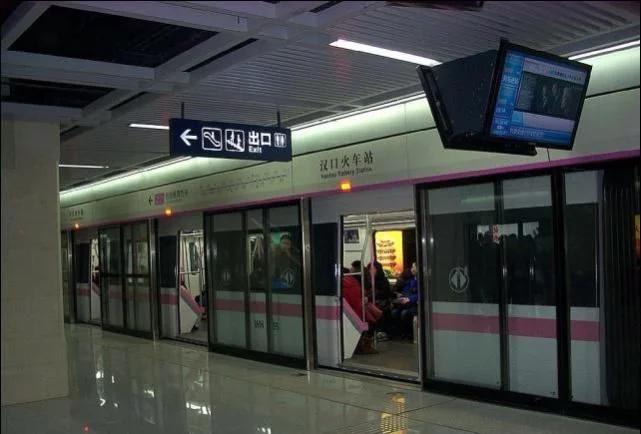 日本人坐地铁安静到可怕,日本的地铁安静的让人害怕