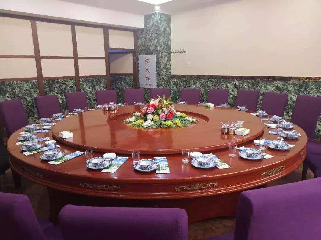 烤全羊吃不完剩下的怎么做好吃,又酥又香的烤全羊