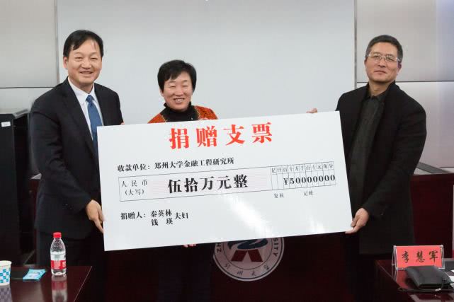 这俩人疫情期间赚疯了，一个卖猪肉赚了千亿，一个卖排插赚了千亿