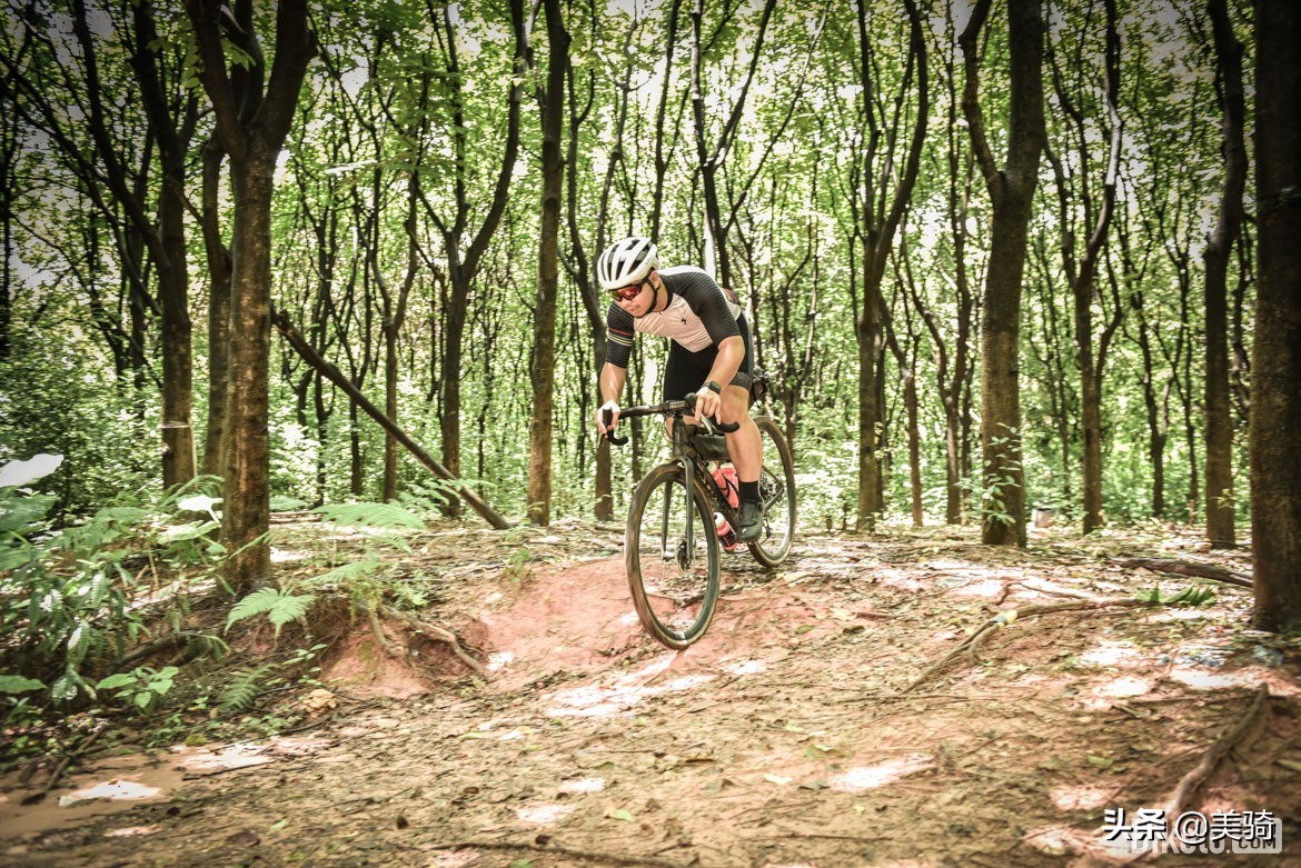 冒险砾石公路车评测,闪电公路车s-workssl7入门级