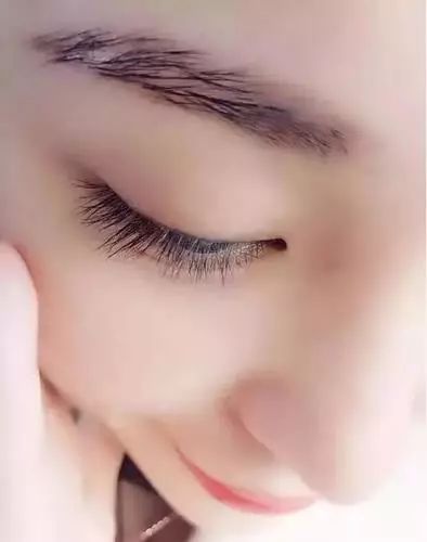 每天涂睫毛膏有助于睫毛生长吗,睫毛打底会促进睫毛生长吗