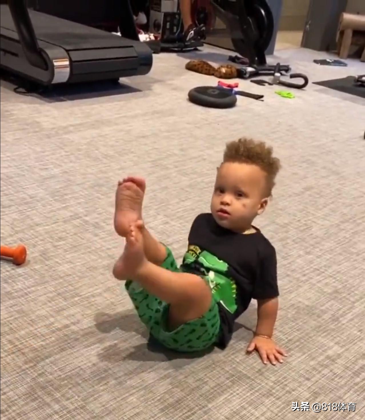 朴实!库里16天没投篮妻子买来篮球架,傻库花5小时组装,3分线没画