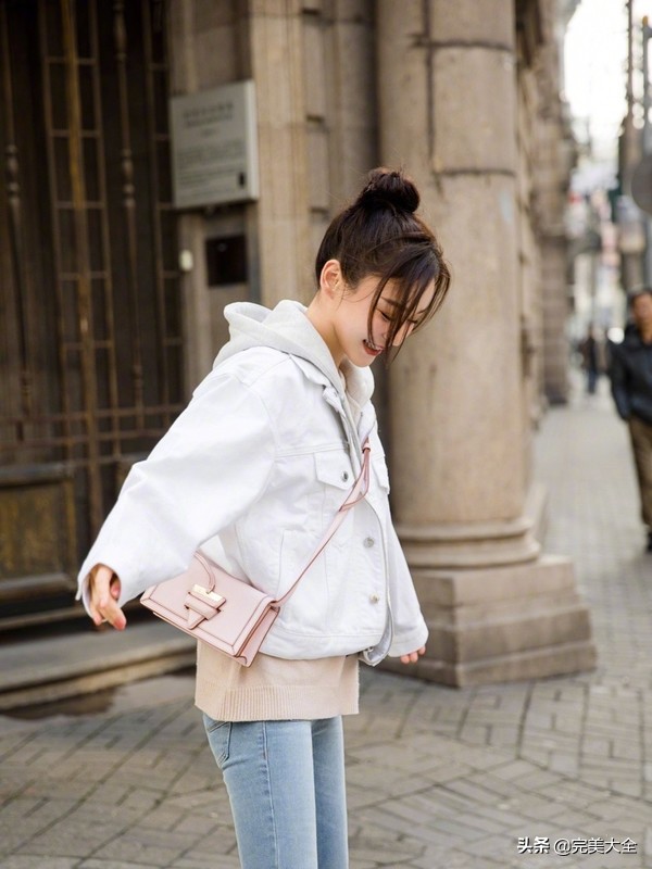 袁姗姗穿黑色皮衣配微喇牛仔裤,袁姗姗穿白色夹克
