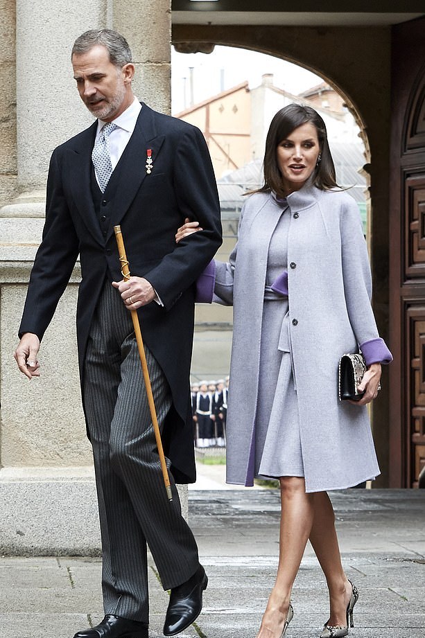 48岁西班牙王后穿西装,47岁西班牙王后真会穿雾霾蓝