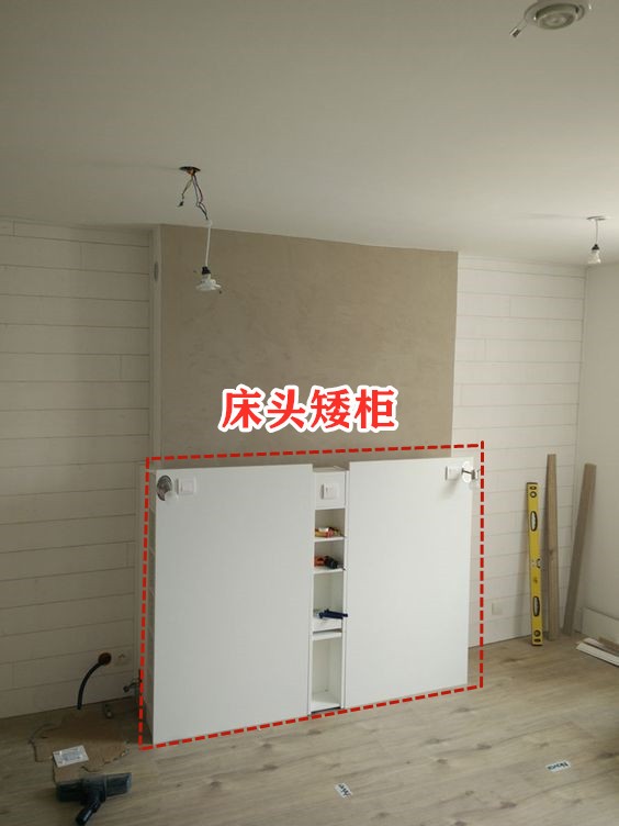 床边超窄夹缝加高床头柜,床头做半高隔断柜