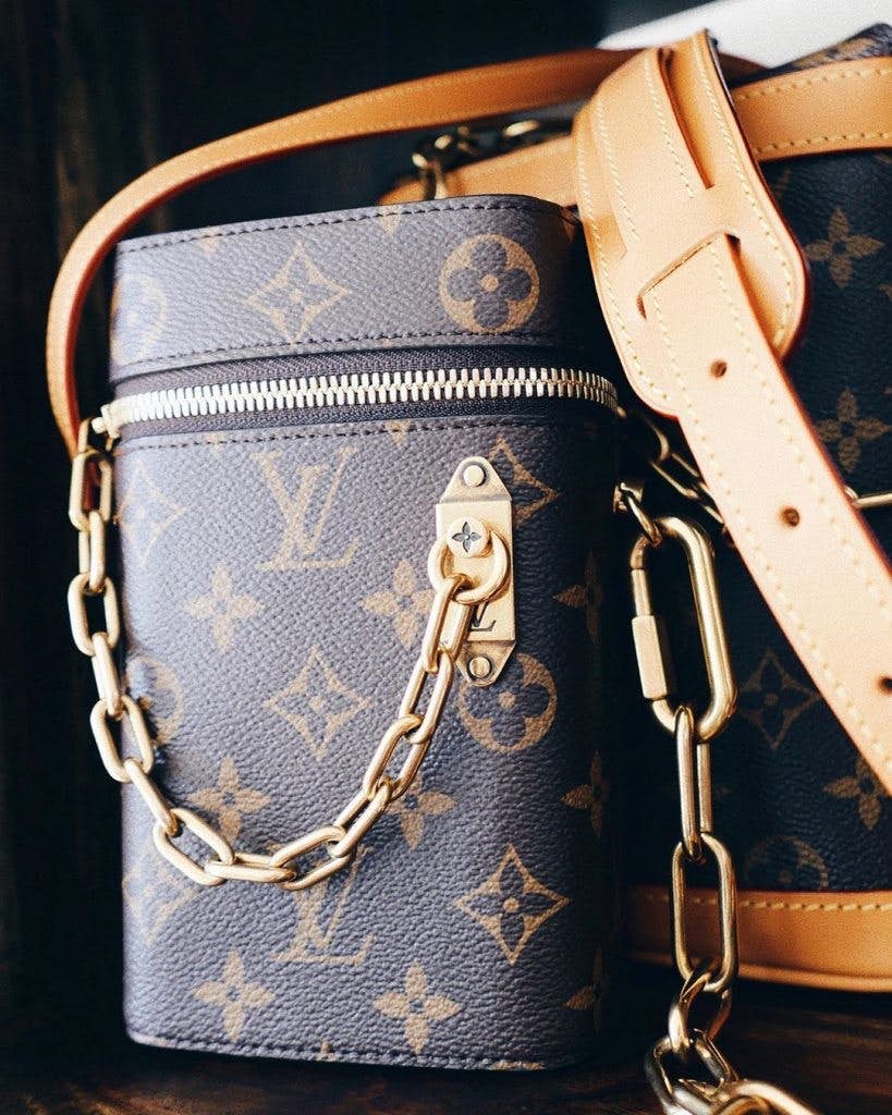 继AirPods耳机套再起热潮！LV迷你手机袋，再次展现奢华感