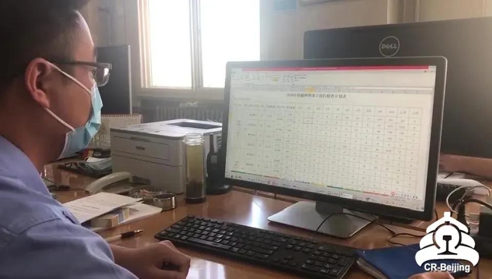 他们为14万支绝缘子集体“洗澡”