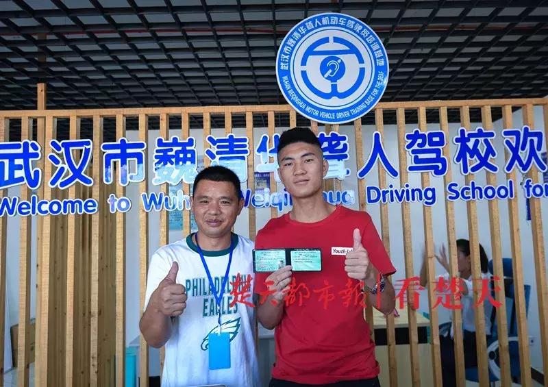 武汉这驾校太神奇了，学车时教练和学员都不说话，看完原因网友纷纷点赞