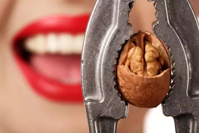 牙齿隐裂拔牙需要种植吗,牙齿裂一半深度还需要拔牙吗