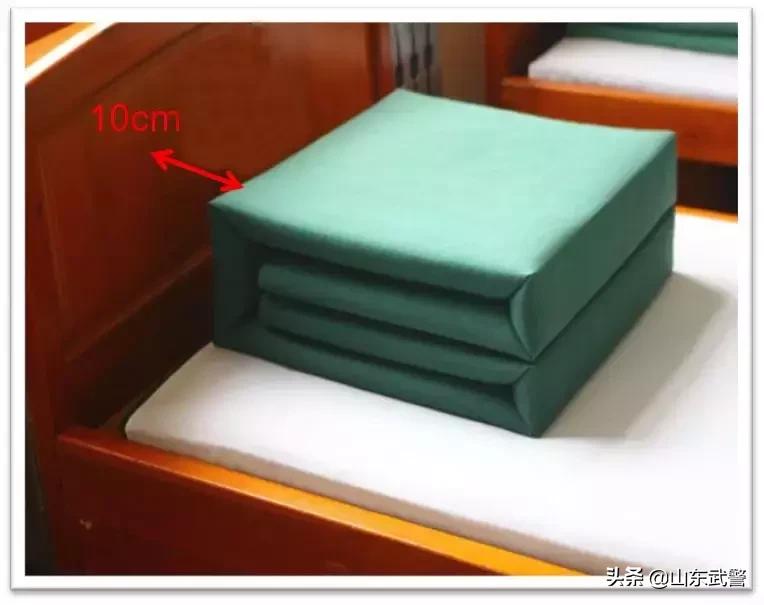 四折军被叠法小技巧,四折军被的叠法图