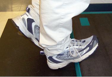 足底感觉有刺痛感是足底筋膜炎吗,路走多了脚底板疼可以用冰敷嘛