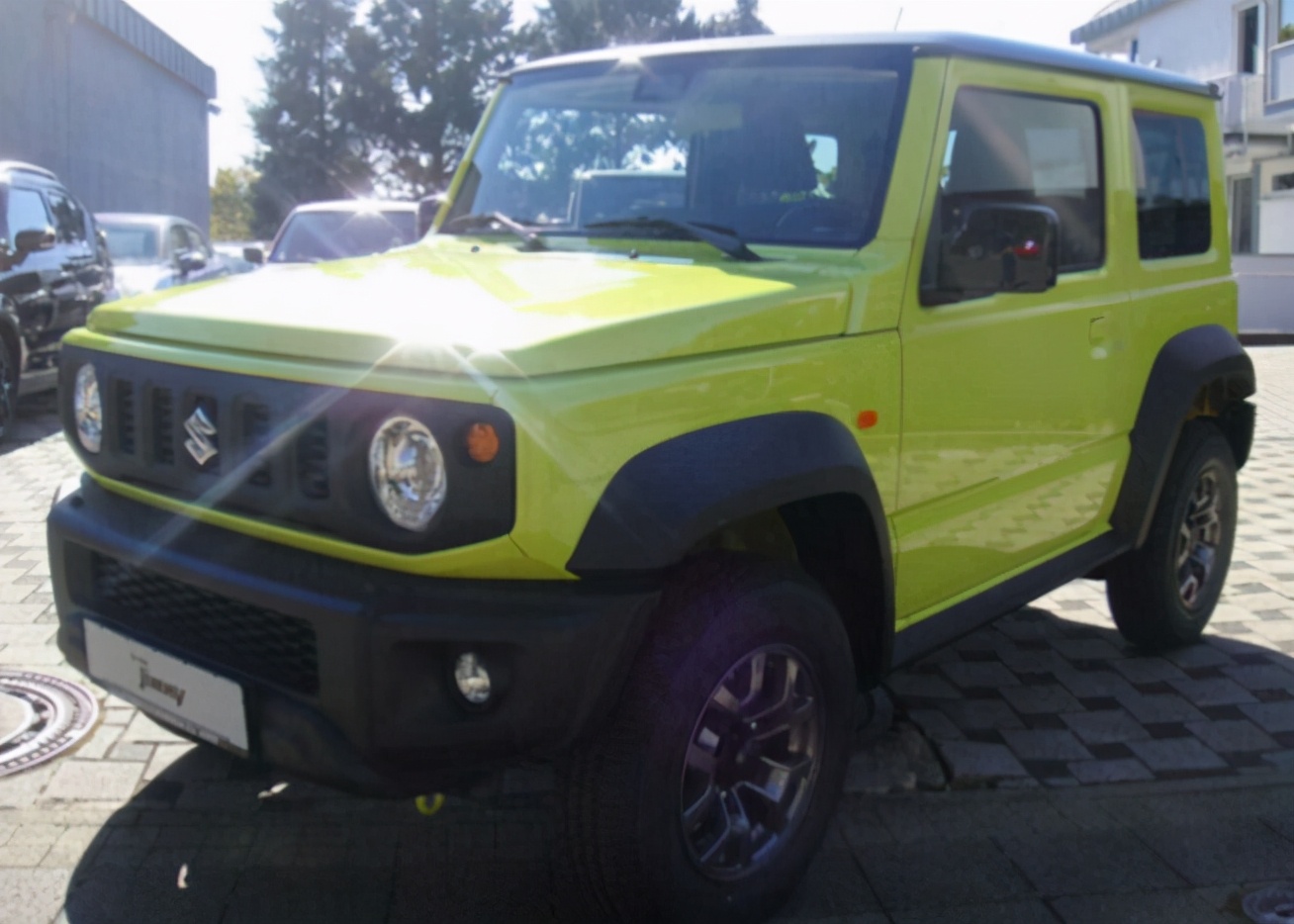 1.5排量吉姆尼越野车,新款铃木吉姆尼实拍图造型经典