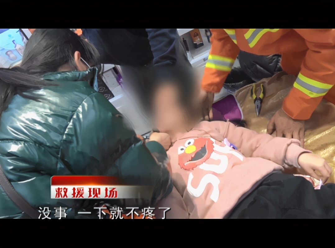 一直担心的事情发生了!济南一六岁女孩打耳洞,却被耳钉枪夹住耳朵