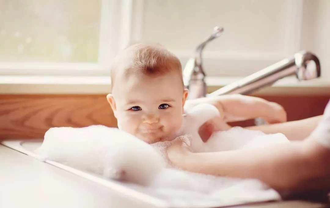 宝宝脏了怎样清洗干净,小月龄宝宝下半身怎么清洗