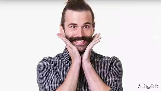 这位大胡子男人,穿起裙子来竟然比女生和还要合适?!