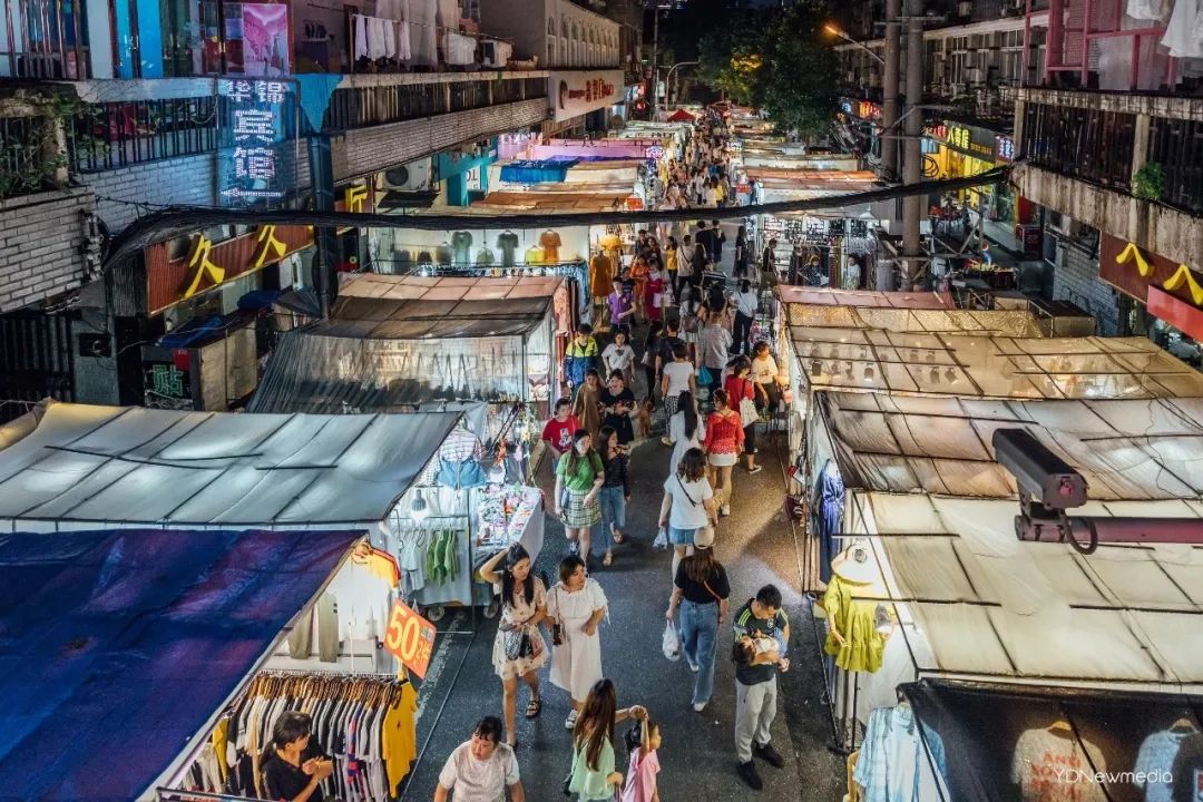 武汉步行街摆地摊,在武汉摆地摊的老乡们