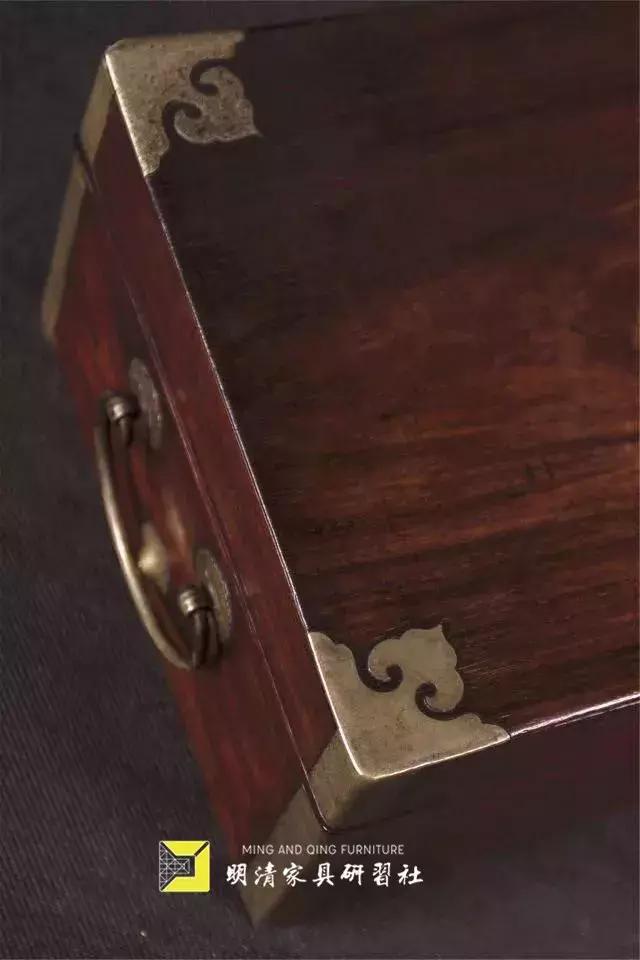 明清家具展厅灯光设计,明清家具铜蝙蝠配饰