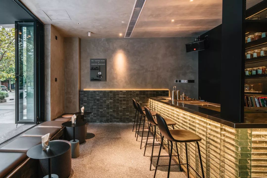 在110㎡空间里创造了两个世界，成都这个酒吧允许你上班时饮酒