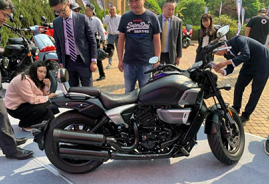 龙嘉V霸650发布:辐条、日清、KYB、无钥、座椅手把加热