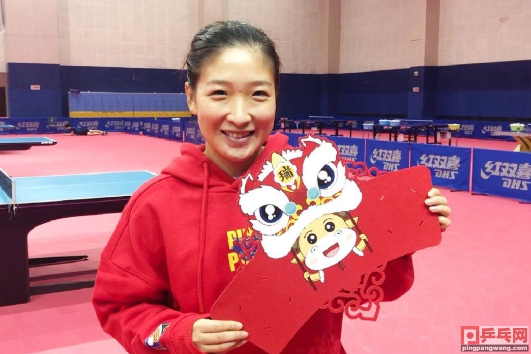 国乒除夕吃饺子拜大年,王楚钦戴戒指有热恋女友啦?特写的照片