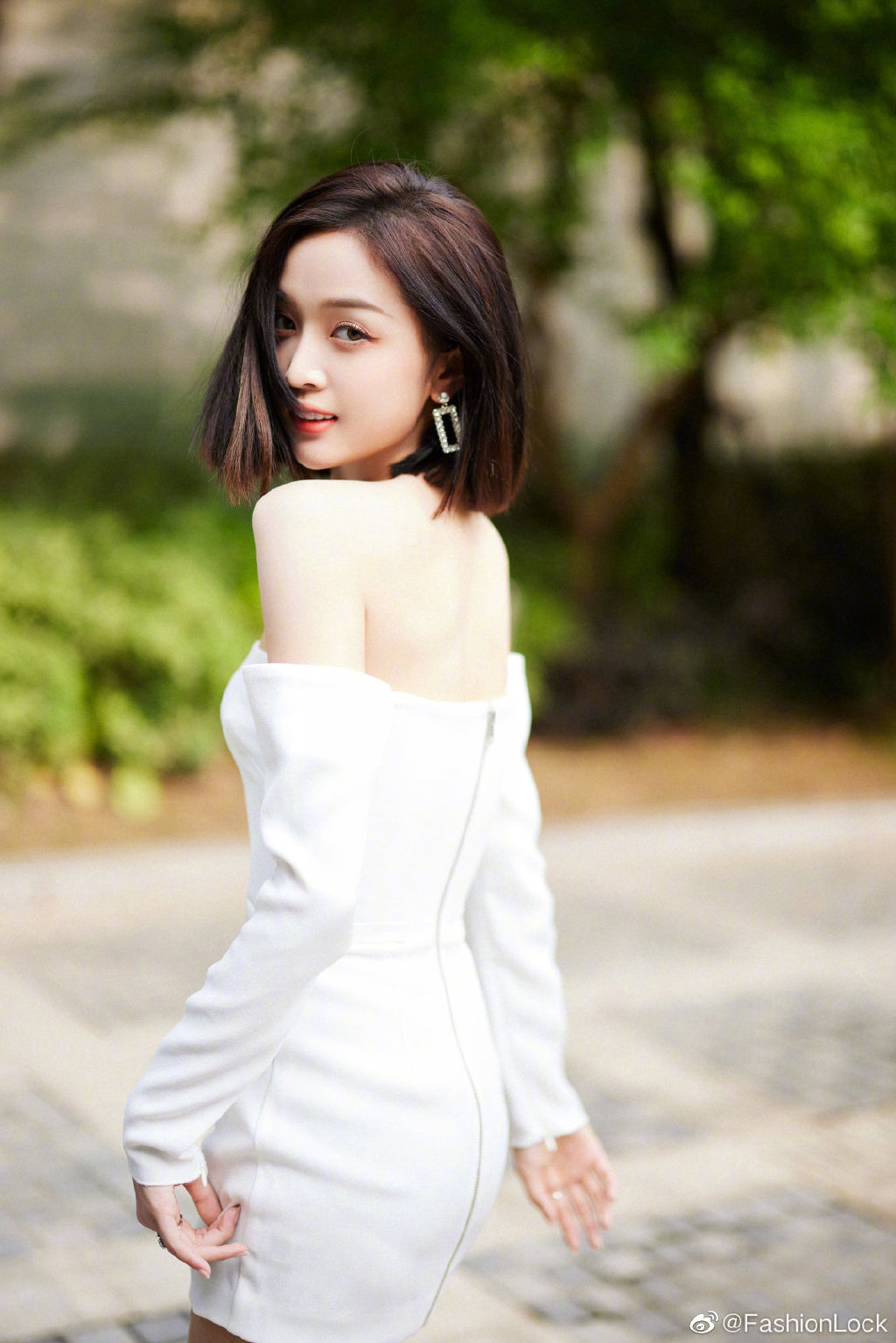 吴宣仪杨超越同款抹胸白裙大片,吴宣仪抹胸针织裙搭配披肩长发