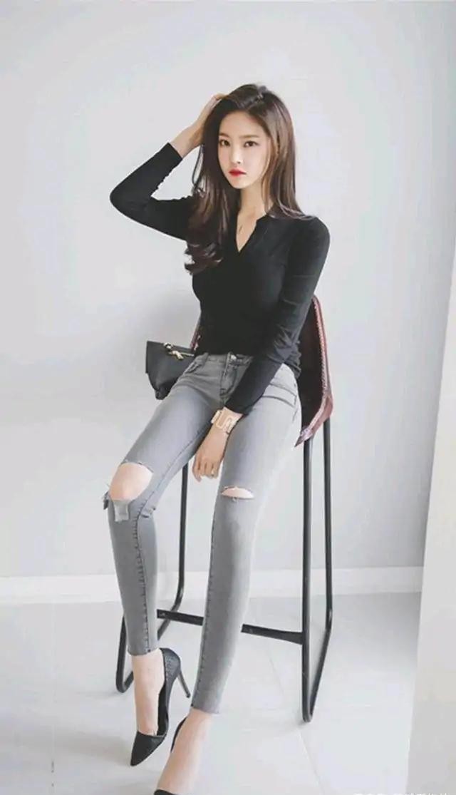 中年微胖紧身牛仔裤搭配,牛仔裤加t恤时尚简约的搭配