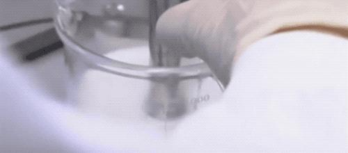 为什么防晒霜放久了有油,防晒霜放太久了沉淀了还能用吗