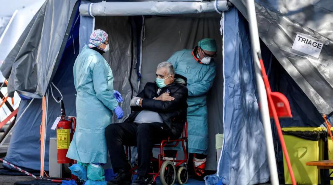 临死前求助智能音箱的老人，还在被这些年轻人诅咒