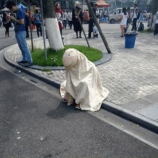 我在学校超市买了一包南京煊赫门收了我19块，我该怎么举报