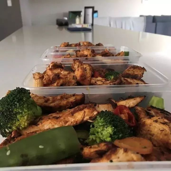 300斤的肥宅穿越异世界逆袭变帅哥,300斤肥胖逆袭变成女神