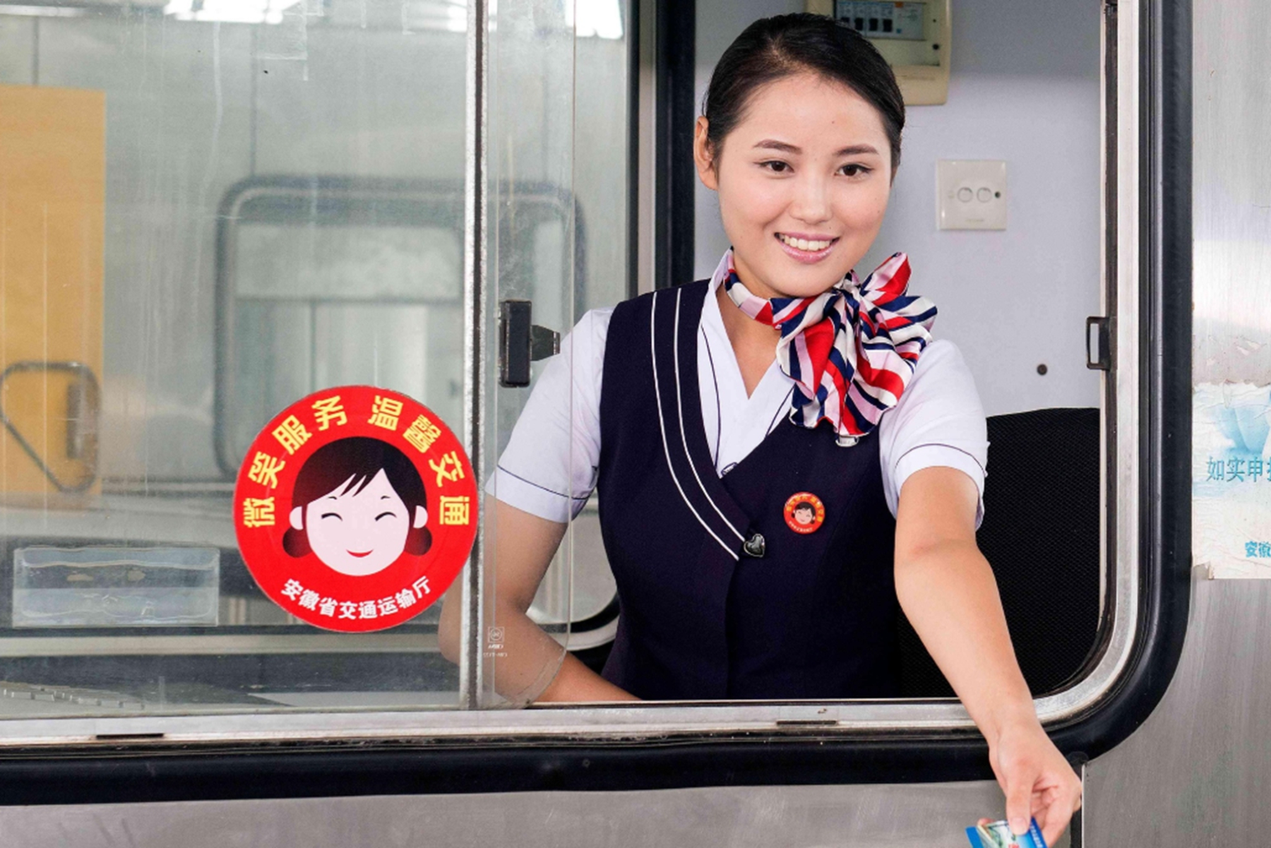 高速收费员工资2000却不辞职,高速公路收费员工资有8000的吗