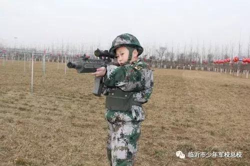 少儿军事夏令营暑假班,军事夏令营助力孩子们实现蜕变
