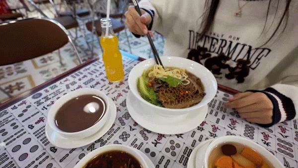 日夜不同科技感,春节潮玩创新方