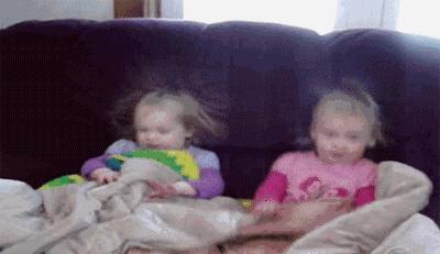 宝宝玩滑滑梯摔下来,宝宝玩滑梯倒着下来