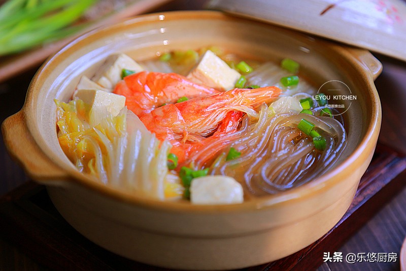 冬天吃一口热乎乎的砂锅,冬天最好吃的炖菜配上一把粉条