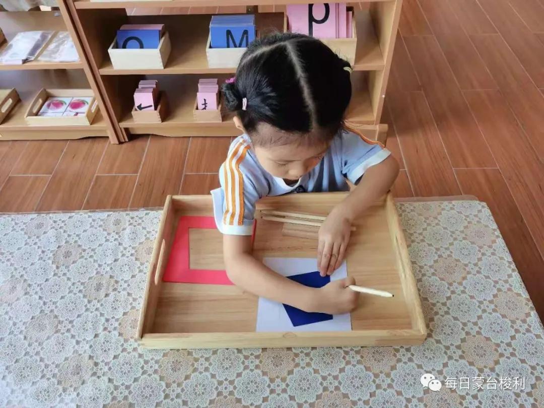 蒙台梭利怎么和儿童沟通,蒙特梭利对孩子犯错怎么批评