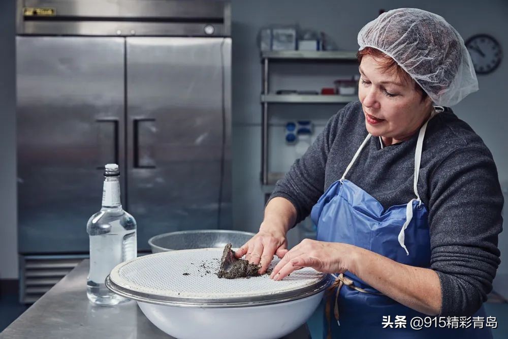 品尝鱼子酱为什么用手背,鱼子酱可以放手背上吃吗