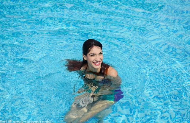 游完泳需要洗发水洗头发吗,游完泳头发太涩怎么办