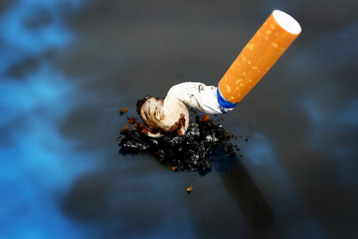 经常抽烟的人指甲发黑是什么原因,吸烟指甲发黄是什么原因造成的