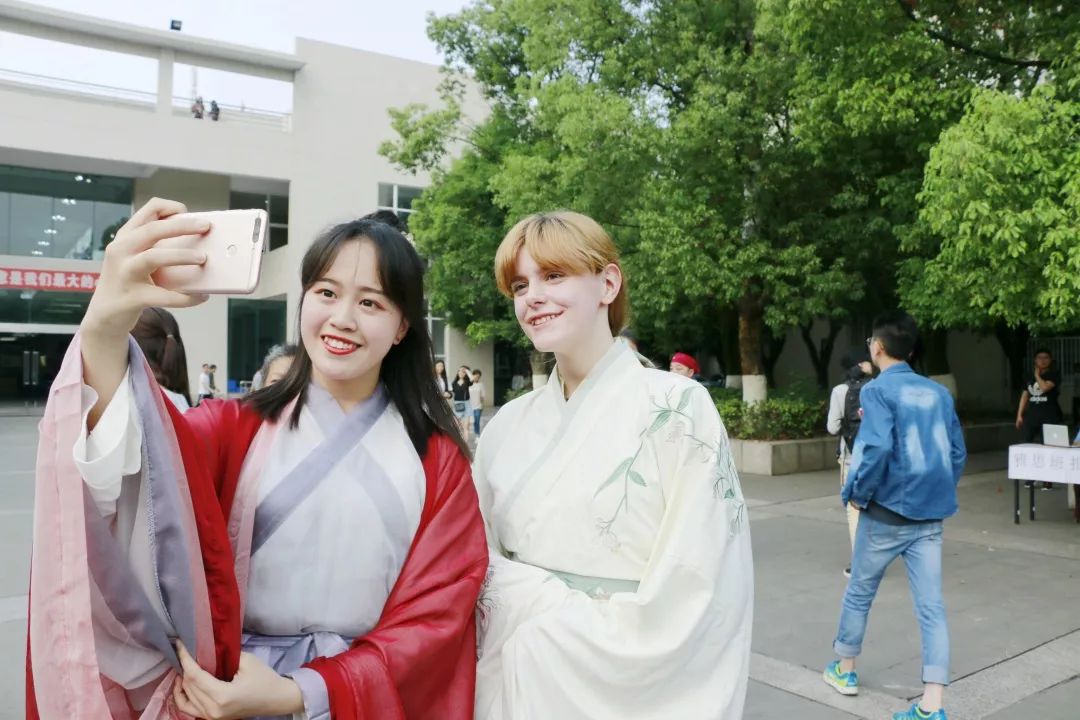 一场派对，一张面具，浪漫由你！川大锦江学院举行“假面舞会”