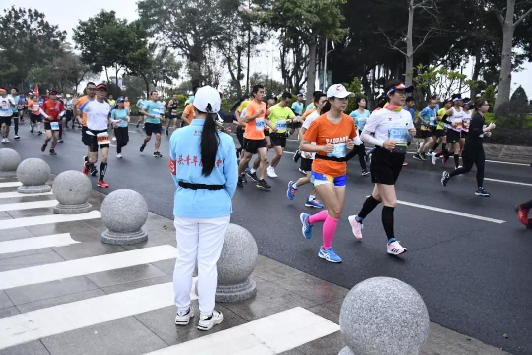 在街头当志愿者,凌晨四点出门当志愿者