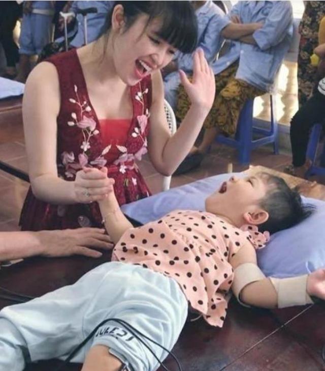 24岁网红收养皮包骨弃婴,还记得那个被抛弃的女孩吗