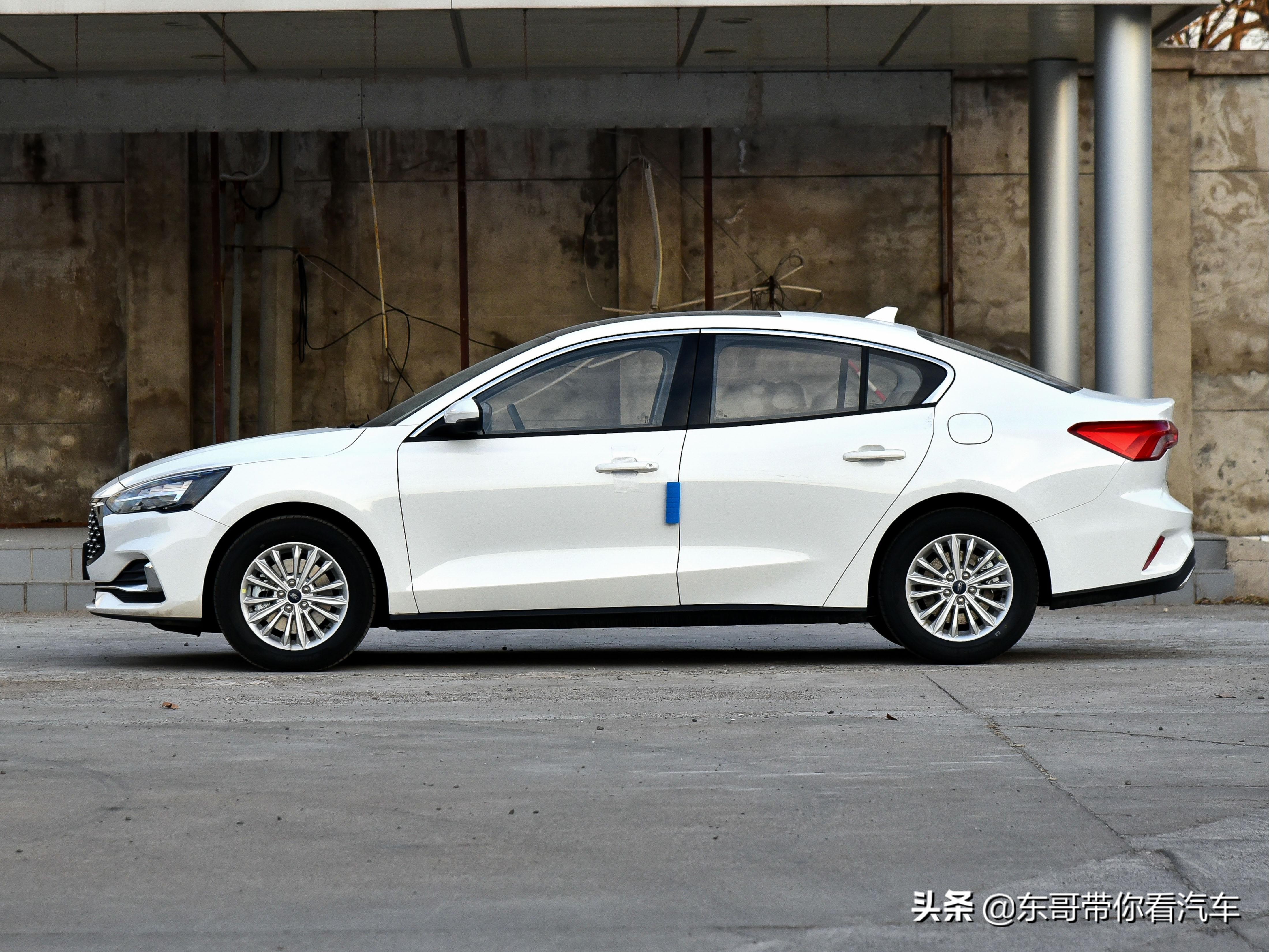 空间不输紧凑型的小型车,买1.4t朗逸还是1.5t新福克斯