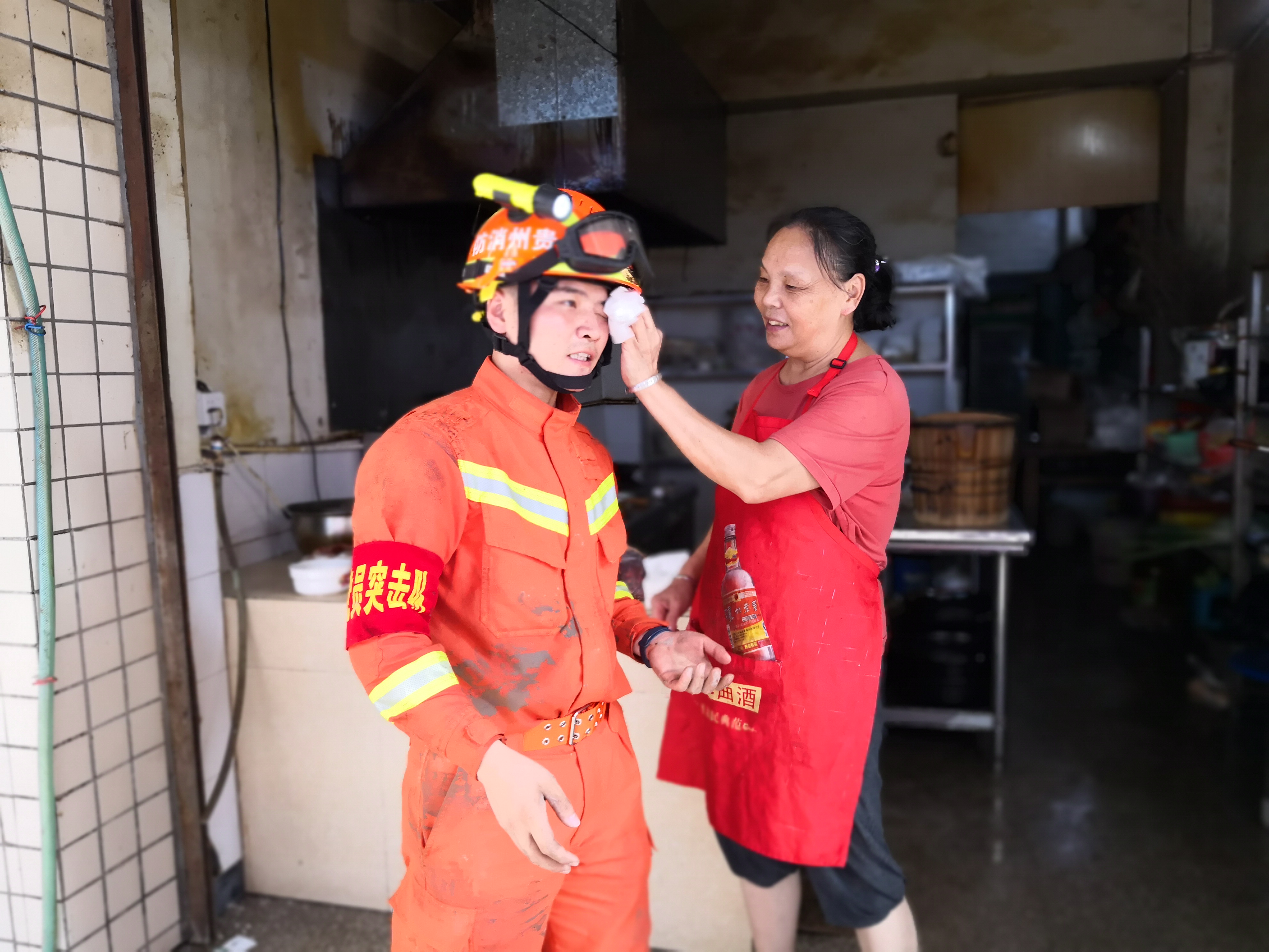 贵州*防队消**深夜集结驰援四川至今仍坚守抗洪一线