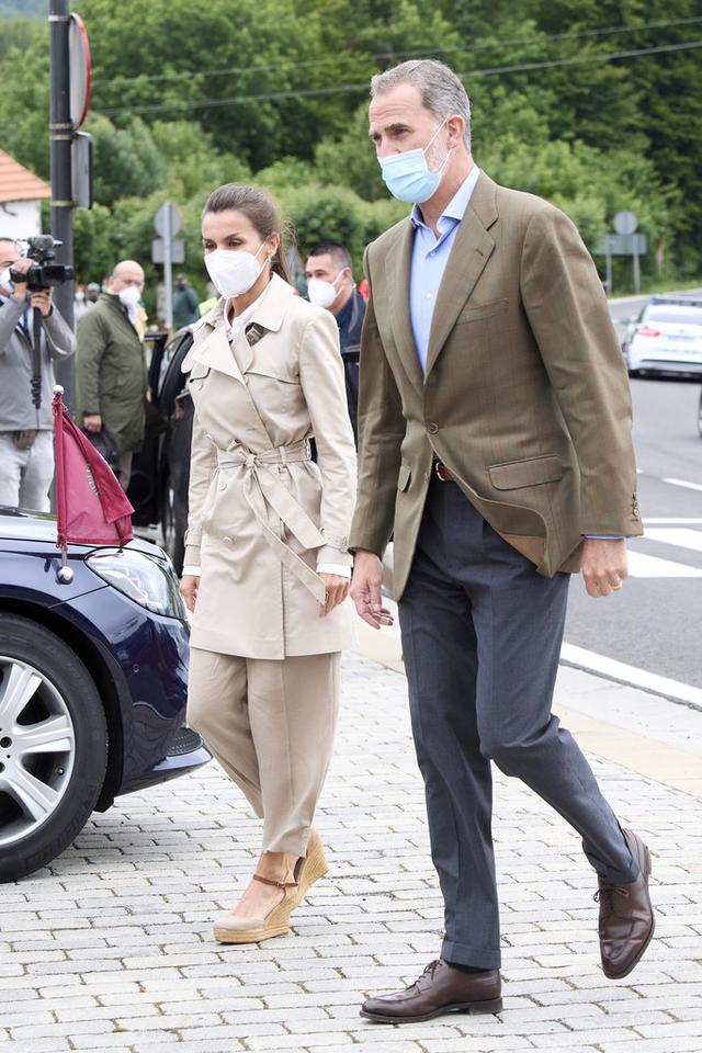 费莱夫妇重走来时路，莱后穿平底鞋健步如飞，搭配失策惨变五五分