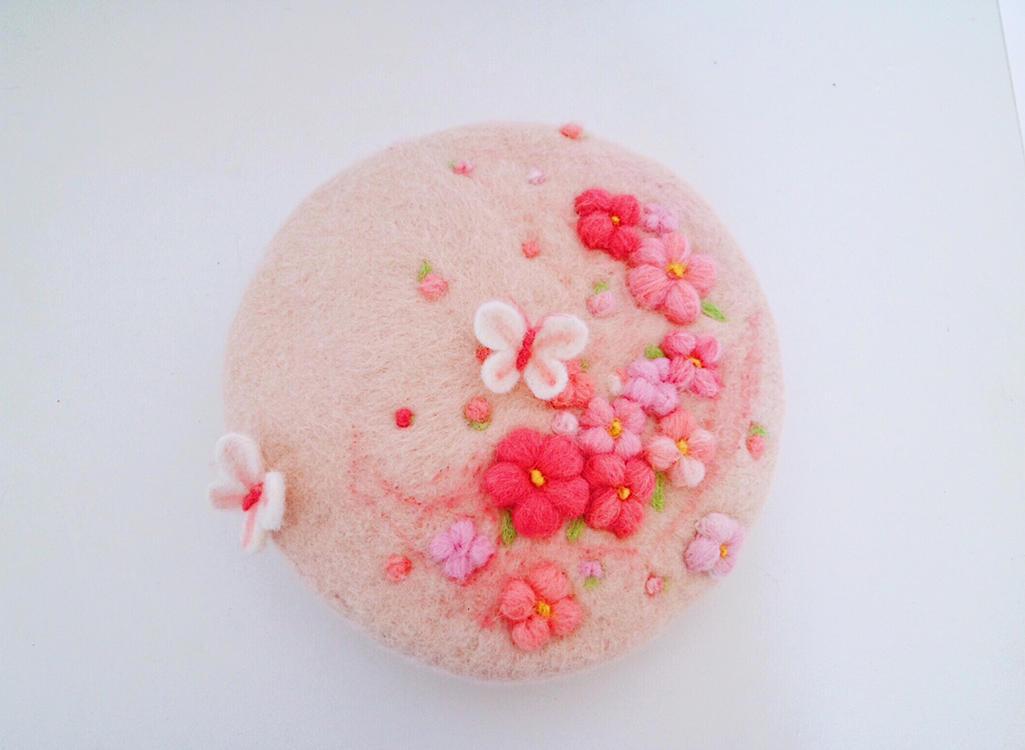 翻出收快递的泡沫纸，我家妞多了一顶可爱的帽子