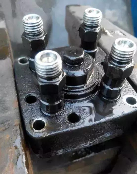 柴油发动机冒白烟启动不了,发动机尾气冒大量白烟加油无力